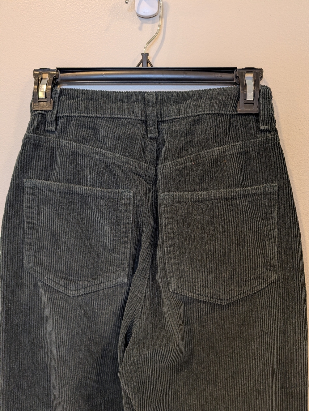 ASOS DESIGN Corduroy barrel leg trouser in Dark Green - Picture 4 of 8